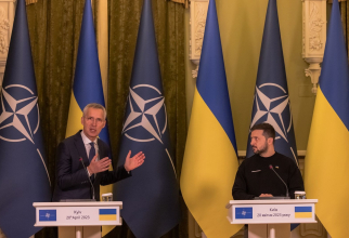 Secretarul general al NATO, Jens Stoltenberg, împreună cu președintele ucrainean Volodymyr Zelensky, la Kiev, în aprilie 2023.