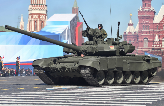 Tanc rusesc de tip T-90 în timpul paradei cu ocazia Zilei Victoriei în 2013. Foto: Vitaly V. Kuzmin via Wiki