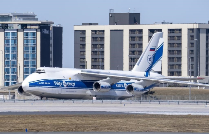 Un avion Antonov AN-124 înregistrat în Rusia și deținut de compania Volga-Dneper se află pe pista Aeroportului Pearson din Toronto, 21 martie 2022. Foto: The Canadian Press.