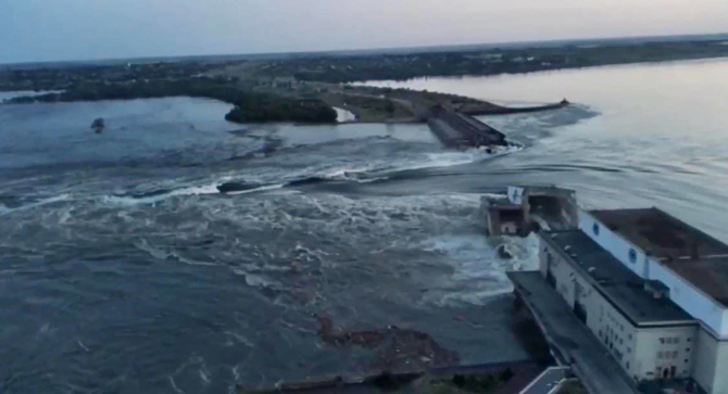 Ucraina a acuzat Rusia că a aruncat în aer barajul de la Nova Kahovka.