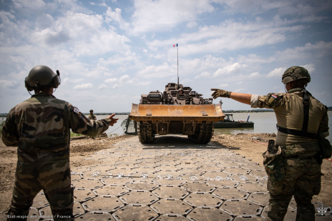 Grupul de Luptă al NATO din România se află sub comanda Franței. În acest sens francezii au dislocat în România tehnică militară, printre care tancuri franceze Leclerc și blindate. Sursa foto: Twitter French Forces in Romania.

