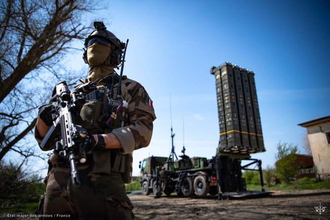 Sistem de apărare antiaeriană MAMBA dislocat în România, și un militar francez parte a Grupului de Luptă al NATO constituit în România și condus de Franța. Foto: Forțele Armate ale Franței