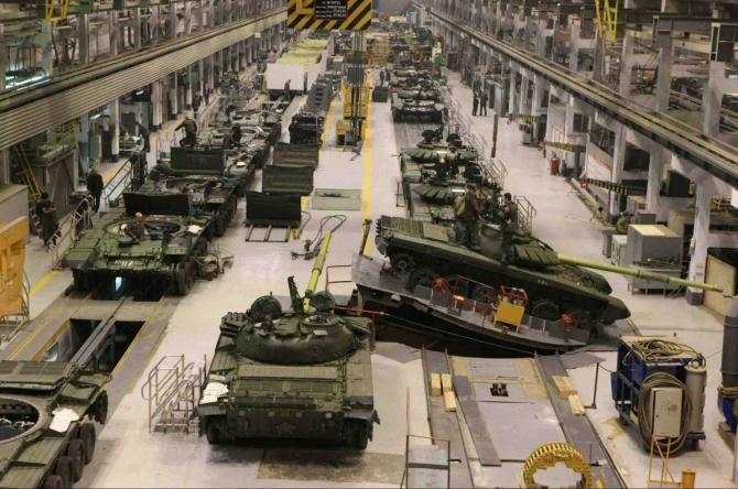 Linia de producție a uzinei ruse de tancuri Uralvagonzavod.