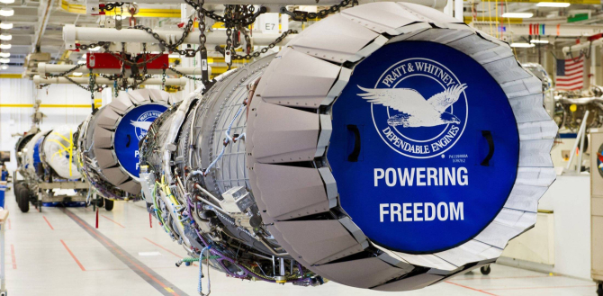 Motoarele F-135 pe linia de producție a Pratt & Whitney. Sursa foto: P&W.