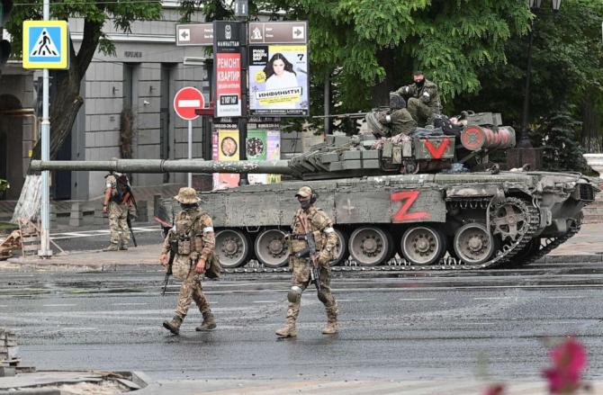 Luptători ai grupului de mercenari Wagner sunt patrulează pe o stradă din apropierea sediului central al Districtului Militar Sudic din orașul Rostov pe Don, Rusia, 24 iunie 2023. Sursa Foto: Stringer.