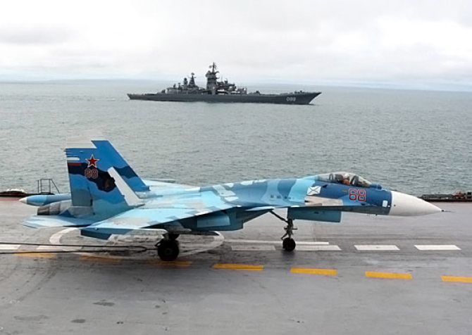 Un avion de tip Su-33 la bordul portavionului rus Amiral Kuznețov. Foto: Ministerul Apărării din Rusia