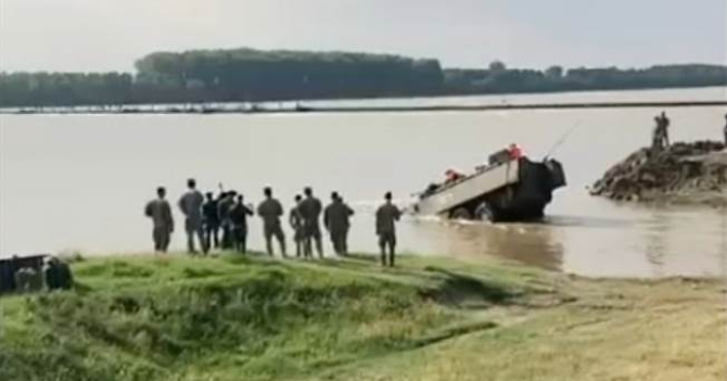 Transportor blindat Piranha 3 aflat în dontarea României, scufundat în monentul forțării Dunării pe brațul Borcea