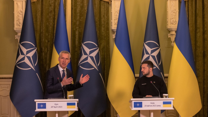 Secretarul general al NATO, Jens Stoltenberg, împreună cu președintele ucrainean Volodymyr Zelensky, la Kiev, în aprilie 2023.