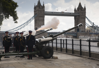Armata Regală a Marii Britanii, lansând salve de tun în apropiere de Tower Bridge, Londra. Photo credit: Royal Army