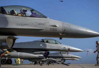 Piloți F-16 se pregătesc pentru decolare în timpul unui exercițiu de antrenament. Sursa foto: U.S. Air Force.
