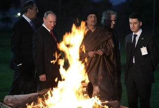 Președintele rus Vladimir Putin și fostul dictator Muammar Gaddafi, în timpul vizitei lui Putin în Libia în 2008. Foto: Kremlin