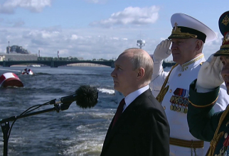 Președintele Rusiei, Vladimir Putin, s-a adresat participanților la parada navală care a avut loc la Sankt Petersburg şi la care au participat 33 de nave și 3.000 de militari. Sursa foto: Captura video din presa rusă de stat.