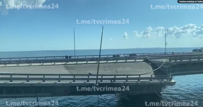Captură de ecran din videoclipul care arată o porțiune parțial disrusă din Podul Crimeei, 17 iulie 2023