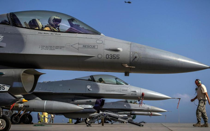 Piloți de F-16 se pregătesc pentru decolare în timpul unui exercițiu de antrenament. Sursa Foto: U.S. Air Force.