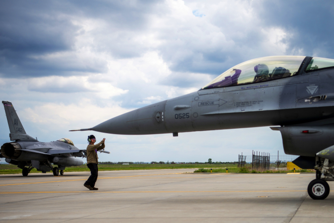 F-16 Fighting Falcon al Forțelor Aeriene ale SUA se pregăteşte pentru decolare. Sursa foto: Department of Defense.
