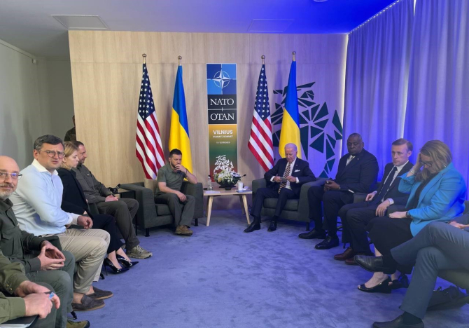 Întâlnirea bilaterală dintre președintele Ucrainei, Volodimir Zelenski și președintele SUA, Joe Biden, la summitul NATO de la Vilnius. Sursa foto: Captura ecran transmisiune live transmisă pe Twitter.