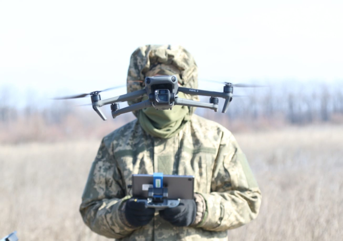 Militar ucrainean care operează o dronă civilă