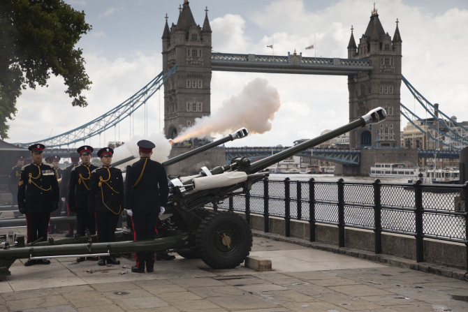 Armata Regală a Marii Britanii, lansând salve de tun în apropiere de Tower Bridge, Londra. Photo credit: Royal Army