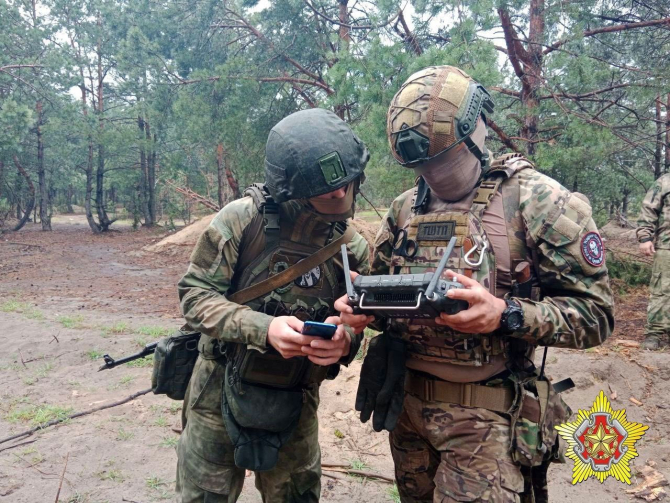 Mercenari din grupul rus Wagner vor ajuta la antrenarea forțelor speciale belaruse în timpul unor exerciții care se desfăşoară într-un poligon militar din apropierea graniței cu Polonia. Sursa foto: Ministerul belarus al Apărării.