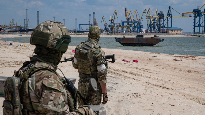 Soldați ruși pe plaja din apropierea portului Mariupol, de unde pleacă nave cu cereale. Sursa foto: EPA/SERGEI ILNITSKY.