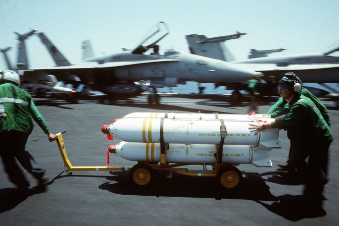 Bombe cu dispersie Mk 20 Rockeye II pe puntea portavionului cu propulsie nucleară USS Dwight D. Eisenhower. Sursa Foto: Marina SUA.