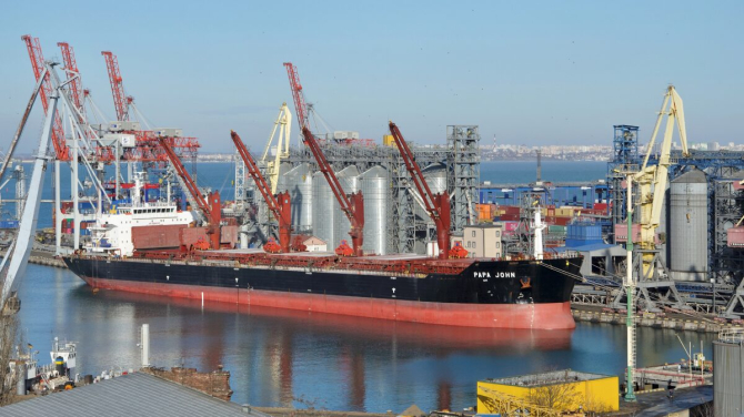 Un navă cargo încarcă cereale ucrainene în Portul Odessa. Sursa Foto: Shutterstock.