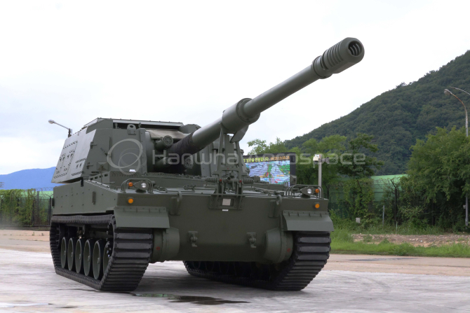 Compania sud-coreeană Hanwha Defense a efectuat teste de rulare cu obuzierul autopropulsat K9A2 care dispune de şenile din materiale compozit şi nu din oţel. Sursa Foto: Twitter Hanwha Team Thunder UK.