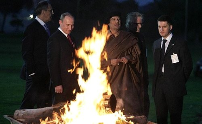 Președintele rus Vladimir Putin și fostul dictator Muammar Gaddafi, în timpul vizitei lui Putin în Libia în 2008. Foto: Kremlin