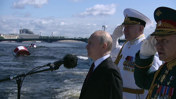 Președintele Rusiei, Vladimir Putin, s-a adresat participanților la parada navală care a avut loc la Sankt Petersburg şi la care au participat 33 de nave și 3.000 de militari. Sursa foto: Captura video din presa rusă de stat.