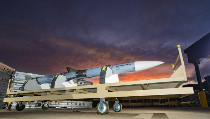 O rachetă AIM-120D-3 prezentată la uzina Raytheon din Tucson, Arizona. AIM-120D-3 este cea mai recentă variantă a AMRAAM-ului dovedit în luptă, dezvoltat în cadrul programului ''Form, Fit, Function'', cunoscut sub numele de F3R. Sursa foto: Raytheon.