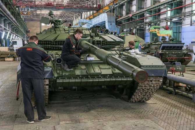 Producătorul rus de tancuri Uralvagonzavod a anunțat că a livrat un nou lot de tancuri de luptă principale modernizate T-72B3M și T-90M către Forțele Armate Ruse. Sursa foto: Rostec.