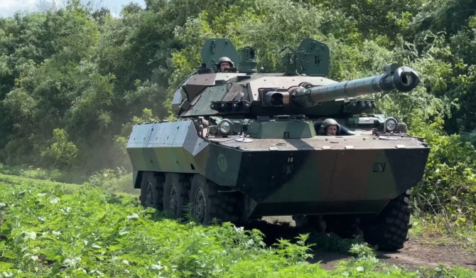 Un vehicul militar tactic AMX-10RC al armatei ucrainene. Sursa foto: RFE/RL.