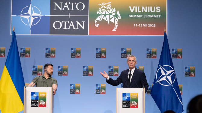 Președintele Ucrainei, Volodimir Zelenski, și secretarul general al NATO, Jens Stoltenberg, se adresează presei la summitul NATO. Sursa foto:NATO.