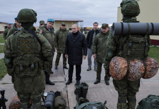 Vladimir Putin, președintele Rusiei și Serghei Șoigu, ministrul apărării din Rusia, inspectând trupele ruse de ocupație. Foto: Ministerul Apărării de la Moscova