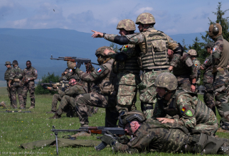 Militari francezi și români din cadrul Grupului de Luptă al NATO condus de Franța în România, în timpul unor exerciții comune. Foto: Ministerul Apărării Naționale