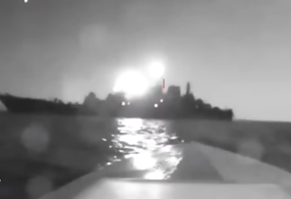 Momentul în care nava rusă de asalt amfibiu Olenegorskiy Gornyak e lovită de o dronă kamikaze a Ucrainei

