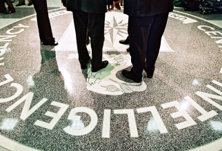 Sigiliul CIA pe podeaua sediului central al CIA din Langley, Virginia. Surs Foto: David Burnett/Newsmakers.