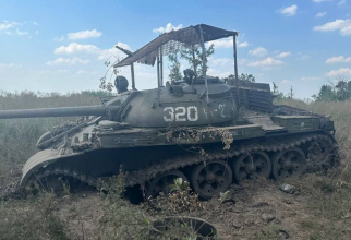 Tanc T-55 rusesc distrus în Ucraina. Tancul era echipat cu un sistem de protecție improvizat, de tip cușcă metalică. Photo credit: NMFTE @Telegram via Defence Express