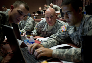 Militari din cadrul Centrului de Excelență în Domeniul Cibernetic al Armatei SUA, Fort Gordon din Augusta, Georgia. Sursa Foto: U.S. Army.