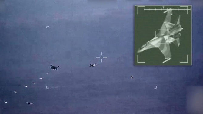 Un cadru dintr-un material video publicat de AFCENT care arată un avion rusesc Su-35 aruncând rachete de semnalizare în fața unei drone americane MQ-9. Sursa Foto: The Aviationist.