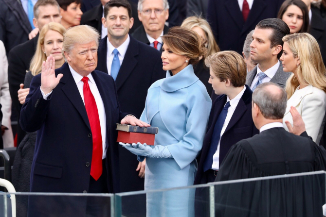Donald Trump, depunând jurământul în 2017 în timpul ceremoniei de învestire în funcția de președinte al SUA. Photo credit: White House photo @Official