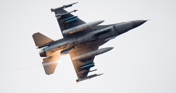 2. F-16 Fight... (f-16-flare-lansare_78000800.jpeg)