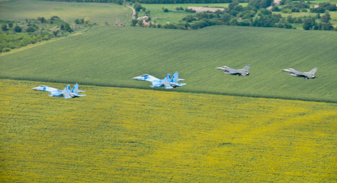 Avioane MiG-29 ale Ucrainei, zburând în tandem cu avione americane de tip F-16 Fighting Falcon ale SUA. Foto: Defense Express