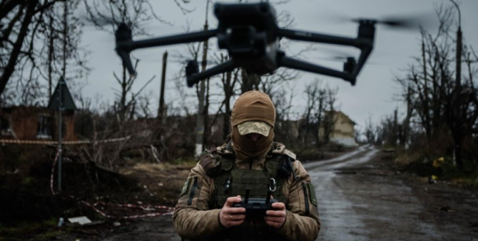 Un militar al Forțelor Armate ale Ucrainei lansează o dronă kamikaze FPV. Sursa Foto: DefenseExpress.