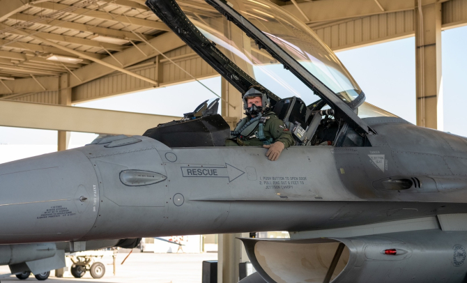 Pilot de avion F-16. Sursa Foto: U.S. Air Force Reserve Command.