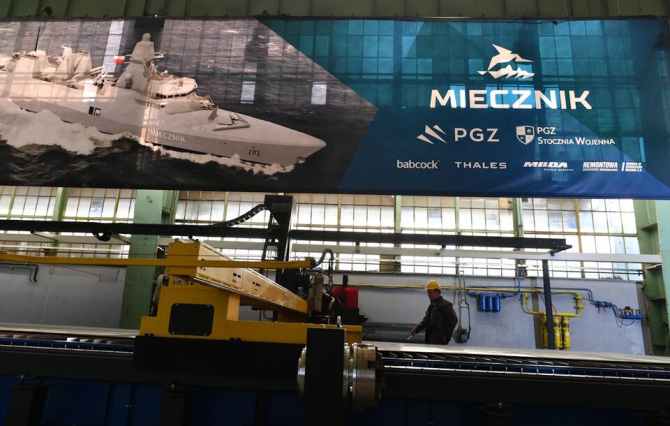 Ceremonia de tăiere a oțelului pentru prima fregată poloneză Miecznik, 16 august 2023. Sursa Foto: PGZ.
