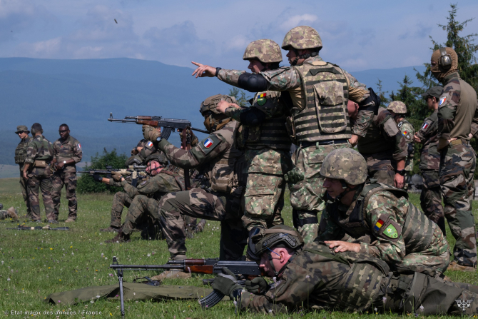 Militari francezi și români din cadrul Grupului de Luptă al NATO condus de Franța în România, în timpul unor exerciții comune. Foto: Ministerul Apărării Naționale