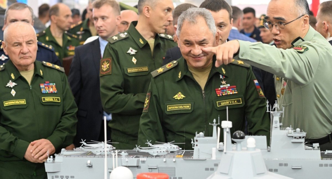Ministrul rus al apărării, Serghei Shoigu, la standul de expoziție chinez de la forumul militar Armiya-2023.