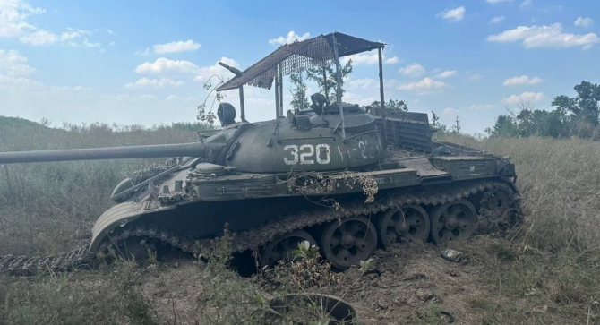 Tanc T-55 rusesc distrus în Ucraina. Tancul era echipat cu un sistem de protecție improvizat, de tip cușcă metalică. Photo credit: NMFTE @Telegram via Defence Express