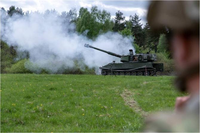 Un soldat american urmărește artileriştii ucraineni trăgând cu obuzierul autopropulsat M109 în zona de antrenament Grafenwoehr, Germania, pe 12 mai 2022. Sgt. Spencer Rhodes US Army